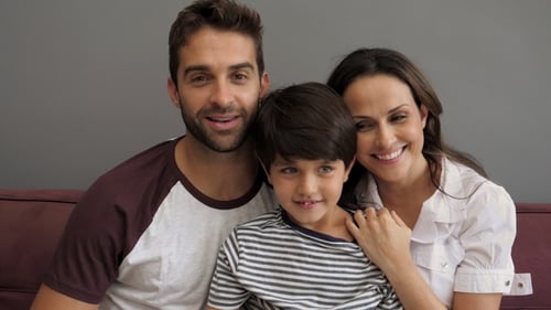 Famille aimante à la maison