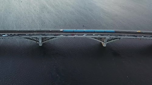 Luftaufnahme der Metro-Brücke in Kiew, Ukraine