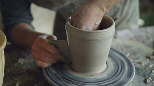 Pot moulé lissant Shot of Potter's Hands avec outil professionnel sur roue de lancer