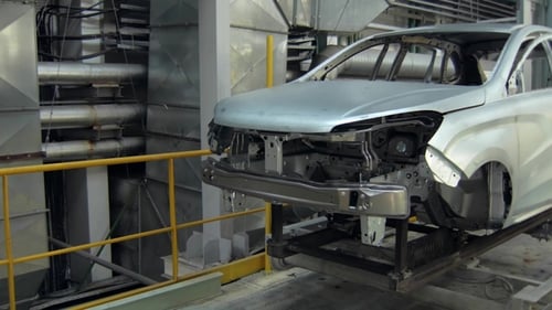 Assemblage d'automobiles modernes pour personnes, la carrosserie se déplace dans l'atelier