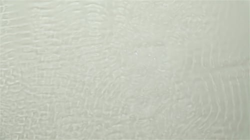 Ripple on Water Surface Splash Drops. Weißer Hintergrund