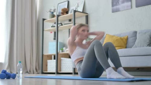 Sportliche junge Frau macht Crunches-Übungen auf Yogamatte