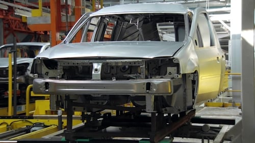 Carrosserie sur support mobile sur convoyeur lors de l'assemblage des automobiles