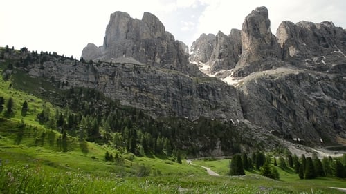 Arredores panorâmicos do Parque Nacional Tre Cime Di Lavaredo