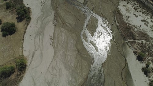 Trockenes Flussbett in Luzon auf den Philippinen