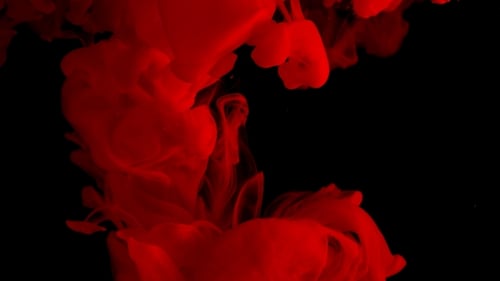 Tinte in Wasser. Farbe: Rote Blutige Farbe, die im Wasser reagiert und abstrakte Wolkenformationen erzeugt
