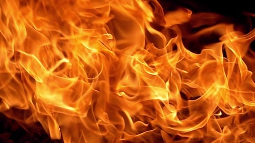 Flammen des Feuers auf schwarzem Hintergrund