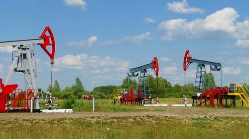 Viele funktionierende Ölpumpen in einer Reihe
