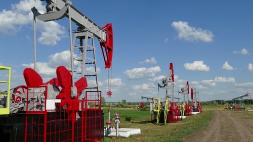 Funktionierende Ölpumpen in Reihe bei sonnigem Tag