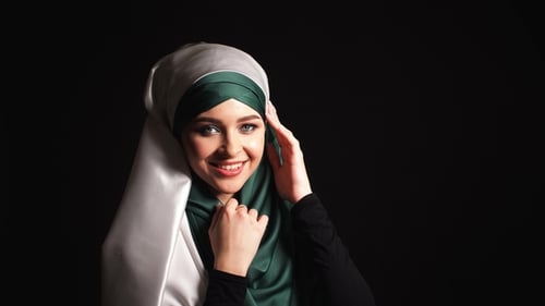 Porträt Schönes muslimisches Mädchen im Hijab mit Blick in die Kamera