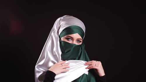 Porträt Schönes muslimisches Mädchen im Hijab mit Blick in die Kamera