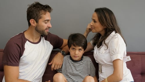 Famille de trois personnes souriante