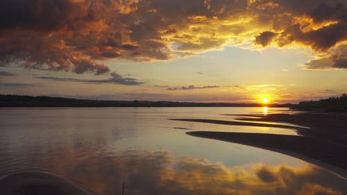 Landschaft mit Sonnenuntergang über dem Fluss