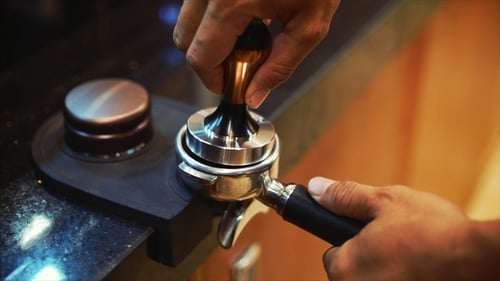 Zubereitung von gemahlenem Kaffee mit Tamping Fresh Coffee. Kaffee von Anfang bis Ende zubereiten. Frisch stopfen