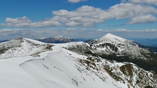 Geheimnisvolle Winterlandschaft Majestätische Berge im Winter. Magischer schneebedeckter Winterberggipfel