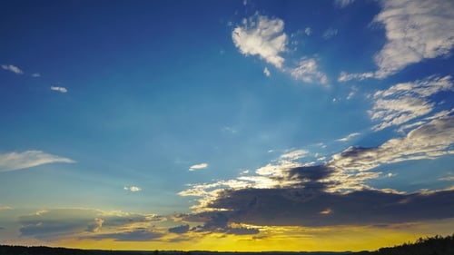 Hermoso cielo al atardecer