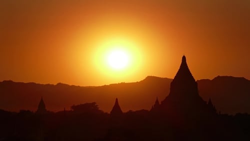 Silhouette des temples de Bagan au coucher du soleil, Myanmar