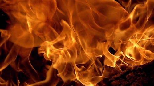Flammen des Feuers auf schwarzem Hintergrund