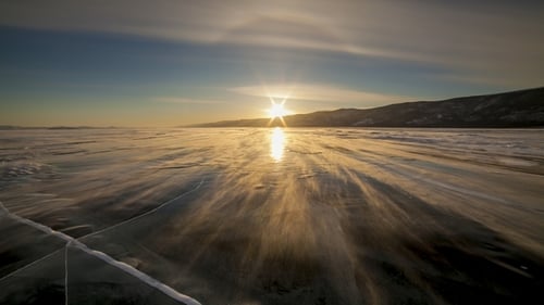 Winter Baikal. Starker Wind auf dem Eis, treibender Schnee