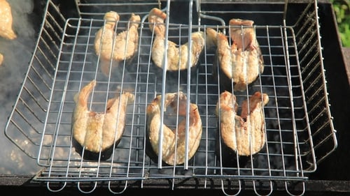 Asa el pescado al fuego. Salmón
