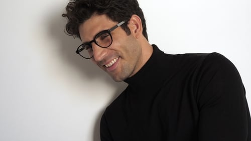 Lachender Mann mit Brille