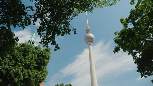 Der berühmte Berliner Fernsehturm ist ein Wahrzeichen der Stadt