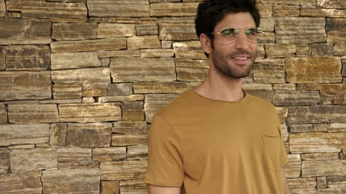 Cara sorridente de óculos