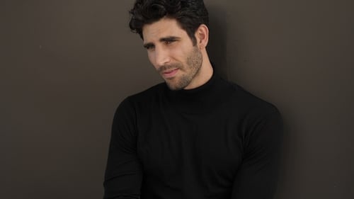 Hübscher Mann in Schwarz