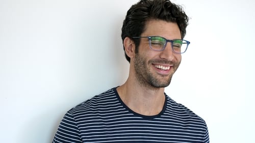 Junger Mann mit Brille