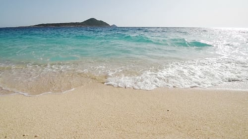 Hermosa costa del mar Mediterráneo, fuertes olas que chocan en la orilla del mar con espuma sobre amarillo