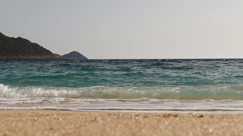 Strand, Meer, Sand, Welle. Tropischer Strand, Blauer Himmel, Wolken. Meereslandschaft, Meer und wunderschönes Strandparadies