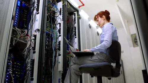 Techniker arbeitet neben dem offenen Server