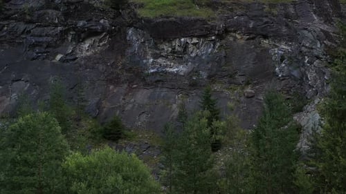 Luftaufnahme auf felsigem Hang Im Berg 3