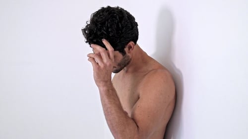 Mann ohne Hemd im Hochformat