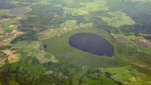 Blick auf den See aus großer Höhe.