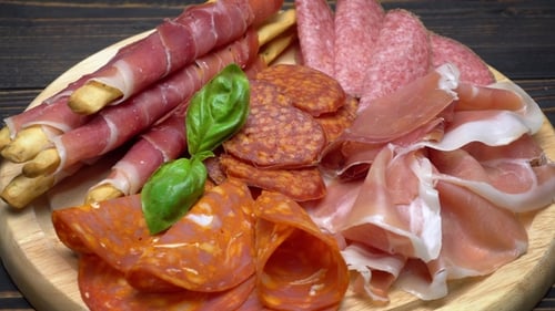 Vidéo de Italian Meat Plate - Tranches de prosciutto, saucisse et grissini