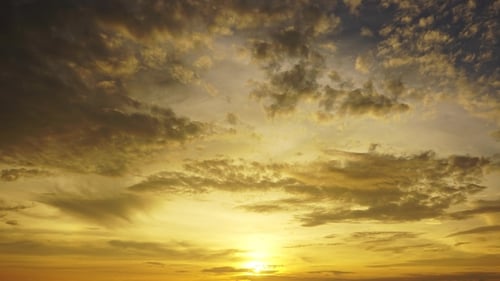 Wunderschöner tropischer Himmel bei Sonnenuntergang