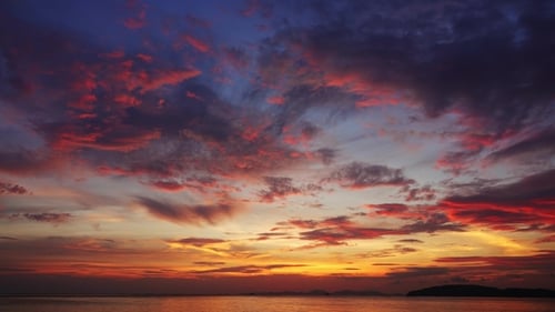 Puesta de sol del mar tropical en la playa