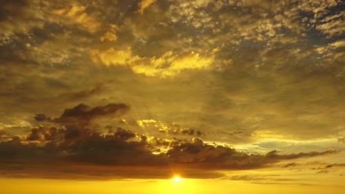 Wunderschöner tropischer Himmel bei Sonnenuntergang,