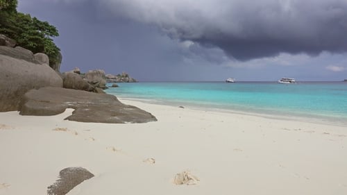 Weißer Sandstrand und Sturmhimmel auf Similan Islands