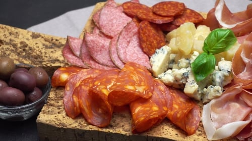 Assiette traditionnelle de fromage et de viande avec parme, parmesan et figues