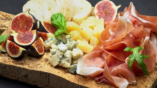 Assiette traditionnelle de fromage et de viande avec parme, parmesan et figues