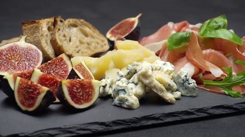 Assiette traditionnelle de fromage et de viande avec parme, parmesan et figues