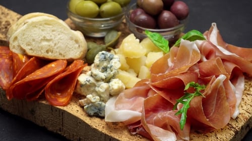 Assiette traditionnelle de fromage et de viande avec parme, parmesan et figues