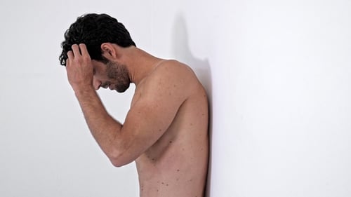 Mann ohne Hemd auf der Suche