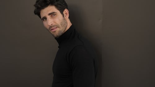 Cara sério de preto