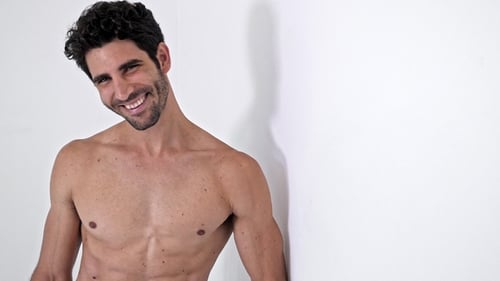 Glücklicher Topless-Typ