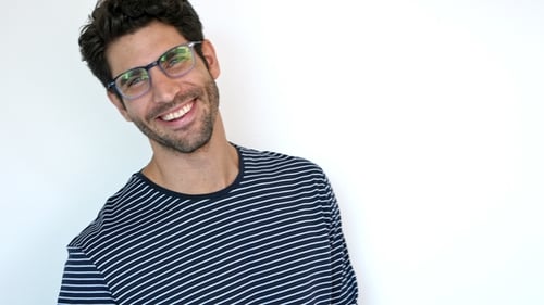 Glücklicher Kerl mit Brille