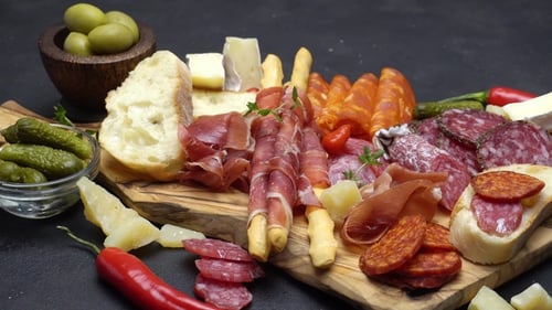 Assiette de viande - Saucisse de salami et chorizo sur une planche de bois