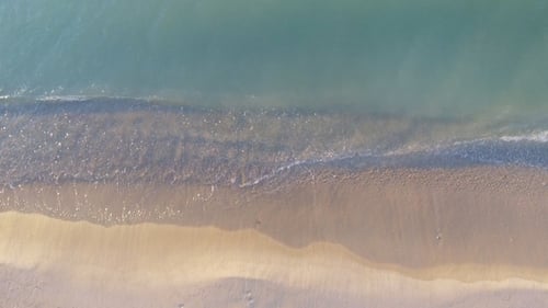 Schmale Strandlinie, Wellen und Meer. Luftbild